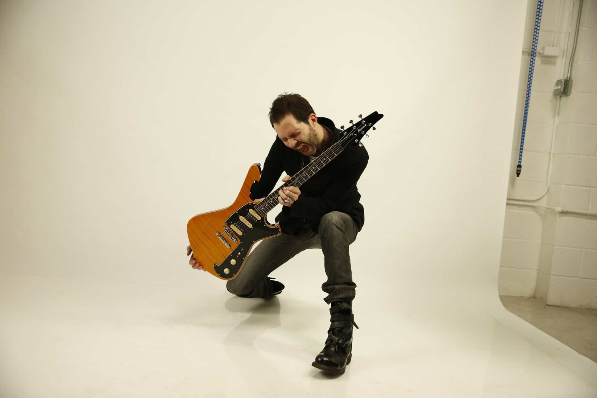 Форумы гитаристов. Paul Gilbert 2021. 'TWAS пол Гилберт. Acoustic Samurai пол Гилберт. Гитара Гатри Гован.