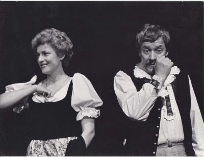 Beáta Drotárová ako Margitka s Petrom Gažom v inscenácii Naši furianti v roku 1982 – foto: Ondrej Béreš