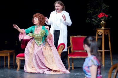 Beáta Drotárová s Jurajom Zetyákom a Alenou Ďuránovou v inscenácii Vtáčatko z roku 2011 – foto: Joseph Marčinský