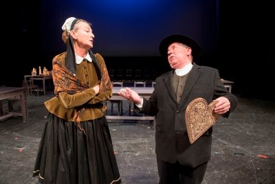 Beáta Drotárová ako Mária Šumbalka s Jozefom Úradníkom v inscenácii NAŠI furianti z roku 2018 – foto: Ján Štovka