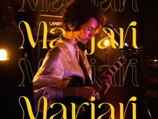 Písničkářka Marjari vydává dva nové live video singy, tentokrát doprovázena kapelou
