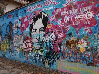 Lennonova zeď se dočká nové podoby. Přemaluje ji 27 umělců z EU a speciální hosté z Ukrajiny a Norska. Poté Lennonova zeď vyjede do několika měst EU