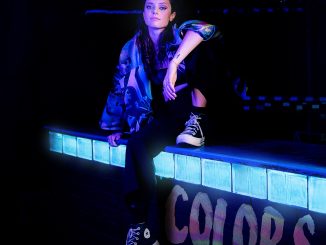 Debutový singl Colors vydává česká queer zpěvačka TEZA