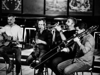 B-Side Band - zleva Petr Rybíz Toman (autor textu, vokály), Pavel Zlámal (aranžmá dechů, saxofony), Josef Buchta (bandleader, producent, trubky), Pavel Semek (trombon), foto Tino Kratochvil