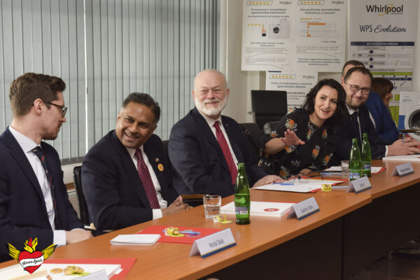 Michal Skala, veľvyslanectvo USA na Slovensku, Gautam A. Rana, veľvyslanec USA na Slovensku, Ján Hero, splnomocnenec vlády SR pre rómske komunity, Magdaléna Rothová, riaditeľka ACEC, Michal Major, generálny riaditeľ, Whirlpool Slovakia spol. s r.o. Poprad, finalisti ocenenia Roma Spirit 2022