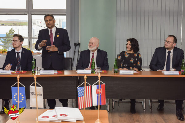 Michal Skala, veľvyslanectvo USA na Slovensku, Gautam A. Rana, veľvyslanec USA na Slovensku, Ján Hero, splnomocnenec vlády SR pre rómske komunity, Magdaléna Rothová, riaditeľka ACEC, Michal Major, generálny riaditeľ, Whirlpool Slovakia spol. s r.o. Poprad, finalisti ocenenia Roma Spirit 2022