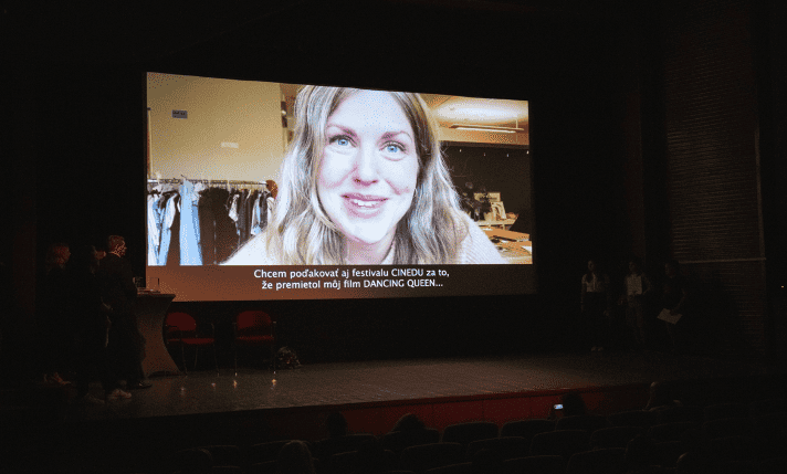 Video príhovor režisérky víťazného filmu Dancing Queen, Aueory Gossé počas záverečného ceremoniálu