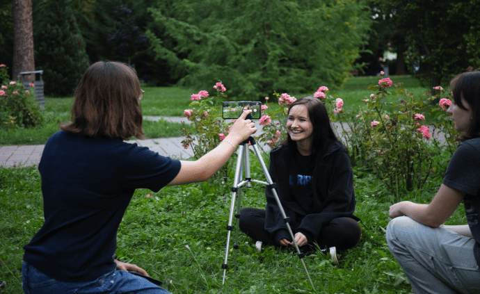 Účastníci inkluzívneho workshopu v akcii, viedla ho ukrajinská režisérka a riaditeľka Kids Movie Fest v Kyive, Svetlana Pohasyi