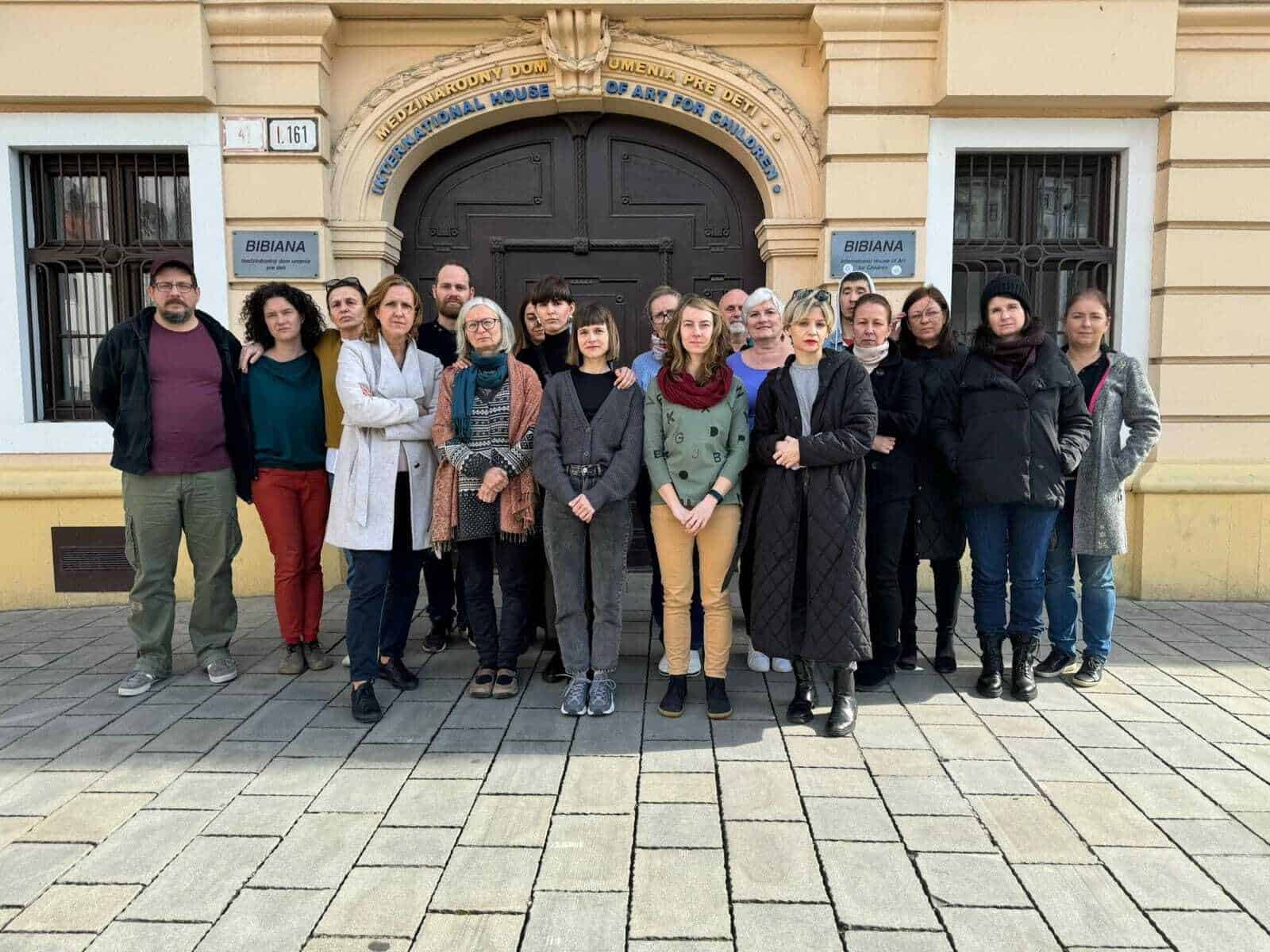 Obrázok: Fotografia zamestnankýň a zamestnancov BIBIANY na podporu riaditeľky Zuzany Liptákovej. Zdroj: https://www.facebook.com/bibiana.bratislava