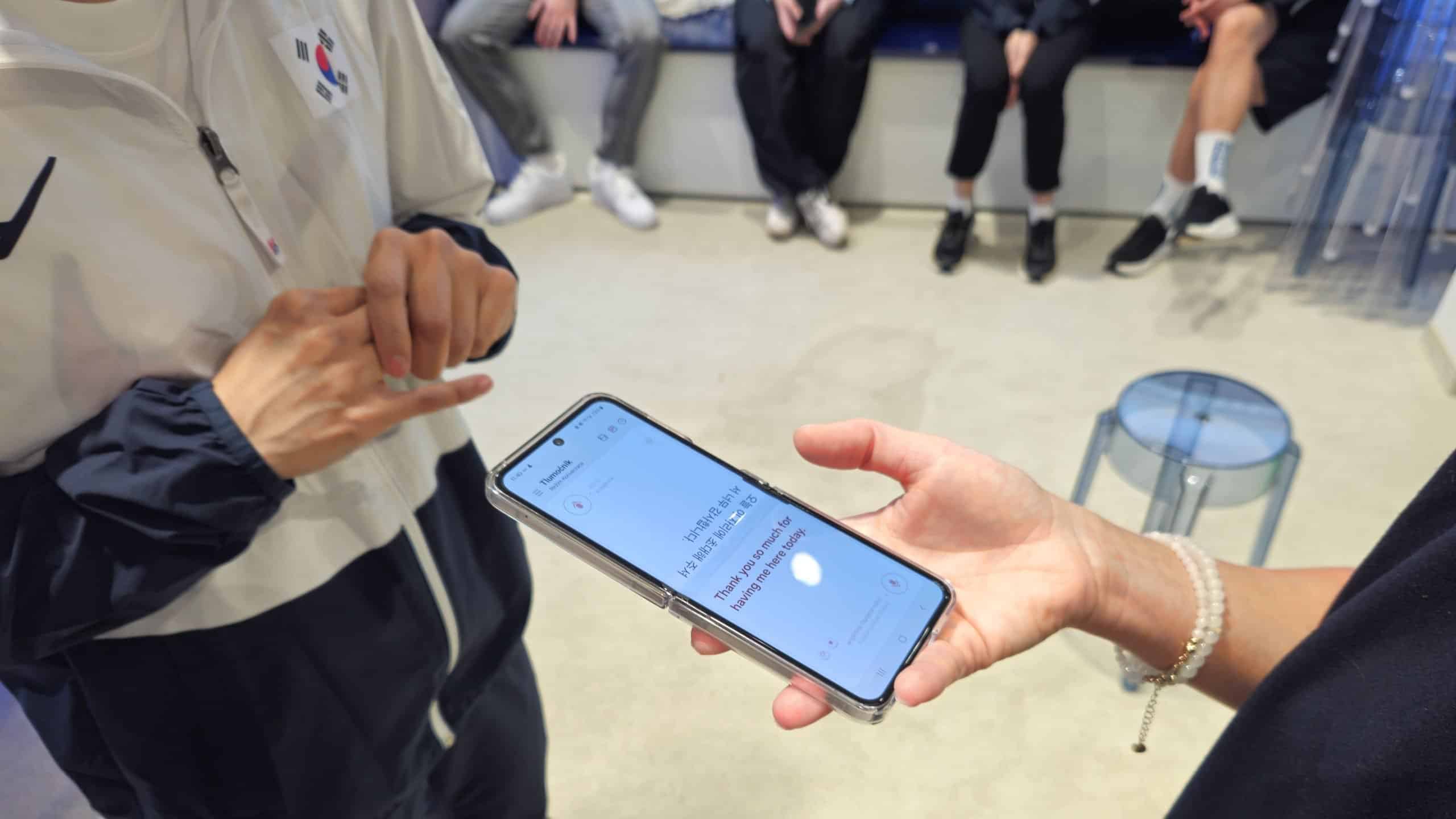 ▲ Zuzana Mravík Zelenická (vpravo) používa funkciu Tlmočník od Samsungu na tlmočenie angličtiny do kórejčiny.