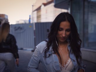 Tavaly vydáva skladbu SOM: Spoveď o prijatí a autenticite otvára jej hudobnú cestu C0008.00_00_23_17.Still001