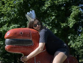 Materská každodennosť a spomienky na techno. Terez Frecerová uvádza singel a videoklip Dnes večer mi patrí svet Terez Frecerova_video screenshot 01