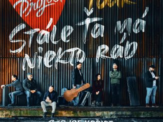 Peter Bič Project predstavuje dva nové videoklipy. Sveter a Stará žena piesne z albumu Stále ťa má niekto rád 250429_PBP_POST_KE_BA