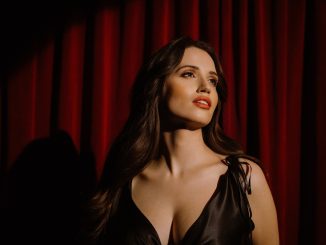 Elizabeth Kopecká uzatvára rok 2025 singlom Tak schválně s výrazným sloganom Au Au Au Elizabeth Kopecka_Tak schvalne_3 photo by Kajenzi