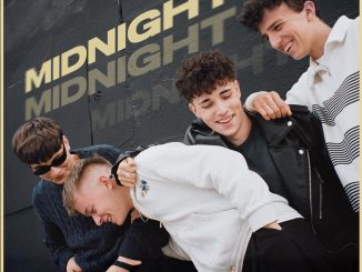 Kapela MIDNIGHT, nový objev na české scéně, přichází už s druhým singlem pod Universal Music. Singl Slunce v hlavní roli ukazuje, že se kapela posouvá směrem k indie popu COVER Slunce v hlavní roli