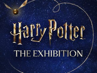 Takto zblízka ste Harryho Pottera ešte nezažili! Do Prahy mieri svetová výstava plná originálnych filmových pokladov! 01_HPX_Keyart_1080x1080